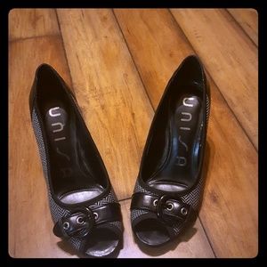 Unisa black and gray patterned heels with buckle